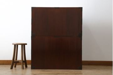和製アンティーク　美品!!　黒漆塗り　凝ったつくりの厚手金具が存在感を放つ五丁引き庄内箪笥(二段重ね箪笥、時代箪笥、和たんす、整理たんす、収納タンス、衣装タンス、引き出し)(R-078623)