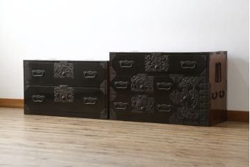 和製アンティーク　美品!!　黒漆塗り　凝ったつくりの厚手金具が存在感を放つ五丁引き庄内箪笥(二段重ね箪笥、時代箪笥、和たんす、整理たんす、収納タンス、衣装タンス、引き出し)(R-078623)