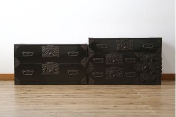 和製アンティーク　美品!!　黒漆塗り　凝ったつくりの厚手金具が存在感を放つ五丁引き庄内箪笥(二段重ね箪笥、時代箪笥、和たんす、整理たんす、収納タンス、衣装タンス、引き出し)(R-078623)