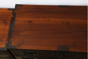和製アンティーク　美品!!　黒漆塗り　凝ったつくりの厚手金具が存在感を放つ五丁引き庄内箪笥(二段重ね箪笥、時代箪笥、和たんす、整理たんす、収納タンス、衣装タンス、引き出し)(R-078623)