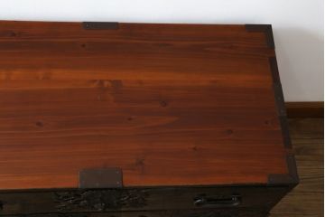和製アンティーク　美品!!　黒漆塗り　凝ったつくりの厚手金具が存在感を放つ五丁引き庄内箪笥(二段重ね箪笥、時代箪笥、和たんす、整理たんす、収納タンス、衣装タンス、引き出し)(R-078623)