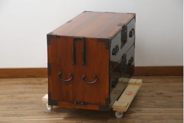 和製アンティーク　美品!!　黒漆塗り　凝ったつくりの厚手金具が存在感を放つ庄内箪笥ローボード(時代箪笥、和たんす、整理たんす、収納タンス、衣装タンス、ローチェスト、テレビ台、テレビボード、引き出し)(R-078624)