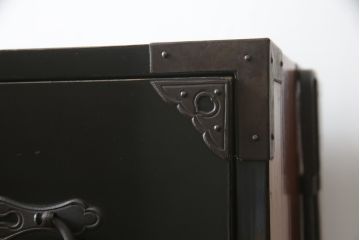 和製アンティーク　美品!!　黒漆塗り　凝ったつくりの厚手金具が存在感を放つ庄内箪笥ローボード(時代箪笥、和たんす、整理たんす、収納タンス、衣装タンス、ローチェスト、テレビ台、テレビボード、引き出し)(R-078624)