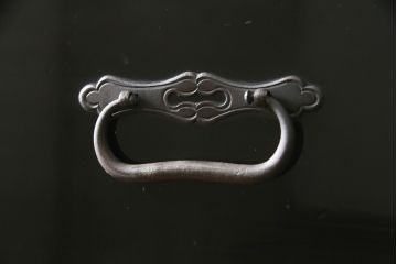 和製アンティーク　美品!!　黒漆塗り　凝ったつくりの厚手金具が存在感を放つ庄内箪笥ローボード(時代箪笥、和たんす、整理たんす、収納タンス、衣装タンス、ローチェスト、テレビ台、テレビボード、引き出し)(R-078624)