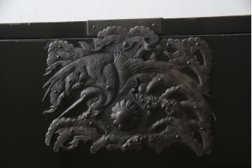 和製アンティーク　美品!!　黒漆塗り　凝ったつくりの厚手金具が存在感を放つ庄内箪笥ローボード(時代箪笥、和たんす、整理たんす、収納タンス、衣装タンス、ローチェスト、テレビ台、テレビボード、引き出し)(R-078624)