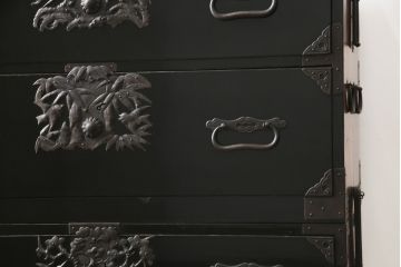 和製アンティーク　美品!!　黒漆塗り　凝ったつくりの厚手金具が存在感を放つ庄内箪笥ローボード(時代箪笥、和たんす、整理たんす、収納タンス、衣装タンス、ローチェスト、テレビ台、テレビボード、引き出し)(R-078624)