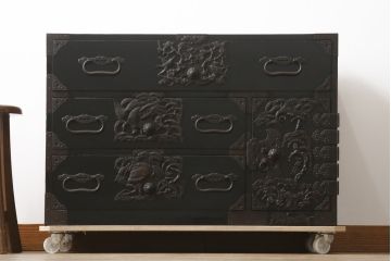 和製アンティーク　美品!!　黒漆塗り　凝ったつくりの厚手金具が存在感を放つ庄内箪笥ローボード(時代箪笥、和たんす、整理たんす、収納タンス、衣装タンス、ローチェスト、テレビ台、テレビボード、引き出し)(R-078625)