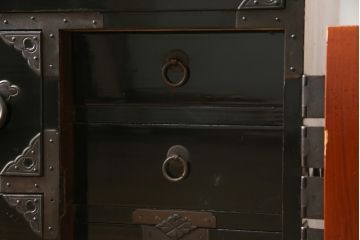 和製アンティーク　美品!!　黒漆塗り　凝ったつくりの厚手金具が存在感を放つ庄内箪笥ローボード(時代箪笥、和たんす、整理たんす、収納タンス、衣装タンス、ローチェスト、テレビ台、テレビボード、引き出し)(R-078625)