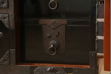 和製アンティーク　美品!!　黒漆塗り　凝ったつくりの厚手金具が存在感を放つ庄内箪笥ローボード(時代箪笥、和たんす、整理たんす、収納タンス、衣装タンス、ローチェスト、テレビ台、テレビボード、引き出し)(R-078625)