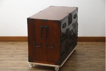 和製アンティーク　美品!!　黒漆塗り　凝ったつくりの厚手金具が存在感を放つ庄内箪笥ローボード(時代箪笥、和たんす、整理たんす、収納タンス、衣装タンス、ローチェスト、テレビ台、テレビボード、引き出し)(R-078625)