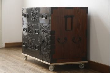 和製アンティーク　美品!!　黒漆塗り　凝ったつくりの厚手金具が存在感を放つ庄内箪笥ローボード(時代箪笥、和たんす、整理たんす、収納タンス、衣装タンス、ローチェスト、テレビ台、テレビボード、引き出し)(R-078625)