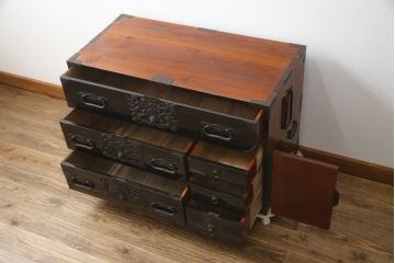 和製アンティーク　美品!!　黒漆塗り　凝ったつくりの厚手金具が存在感を放つ庄内箪笥ローボード(時代箪笥、和たんす、整理たんす、収納タンス、衣装タンス、ローチェスト、テレビ台、テレビボード、引き出し)(R-078625)