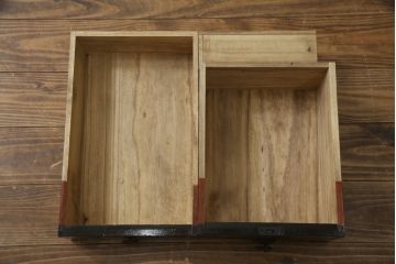 和製アンティーク　美品!!　黒漆塗り　凝ったつくりの厚手金具が存在感を放つ庄内箪笥ローボード(時代箪笥、和たんす、整理たんす、収納タンス、衣装タンス、ローチェスト、テレビ台、テレビボード、引き出し)(R-078625)