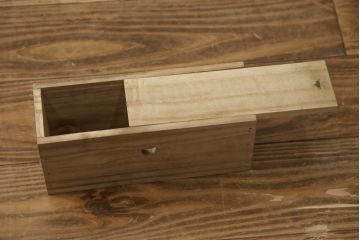 和製アンティーク　美品!!　黒漆塗り　凝ったつくりの厚手金具が存在感を放つ庄内箪笥ローボード(時代箪笥、和たんす、整理たんす、収納タンス、衣装タンス、ローチェスト、テレビ台、テレビボード、引き出し)(R-078625)