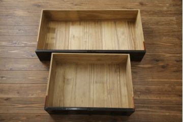 和製アンティーク　美品!!　黒漆塗り　凝ったつくりの厚手金具が存在感を放つ庄内箪笥ローボード(時代箪笥、和たんす、整理たんす、収納タンス、衣装タンス、ローチェスト、テレビ台、テレビボード、引き出し)(R-078625)