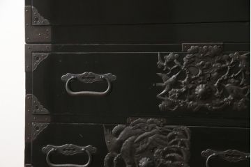 和製アンティーク　美品!!　黒漆塗り　凝ったつくりの厚手金具が存在感を放つ庄内箪笥ローボード(時代箪笥、和たんす、整理たんす、収納タンス、衣装タンス、ローチェスト、テレビ台、テレビボード、引き出し)(R-078625)