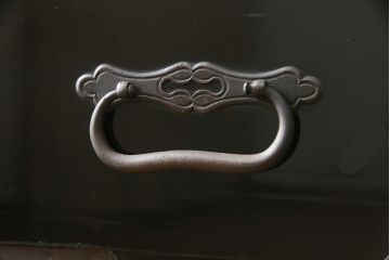 和製アンティーク　美品!!　黒漆塗り　凝ったつくりの厚手金具が存在感を放つ庄内箪笥ローボード(時代箪笥、和たんす、整理たんす、収納タンス、衣装タンス、ローチェスト、テレビ台、テレビボード、引き出し)(R-078625)