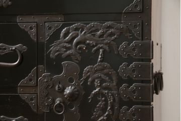 和製アンティーク　美品!!　黒漆塗り　凝ったつくりの厚手金具が存在感を放つ庄内箪笥ローボード(時代箪笥、和たんす、整理たんす、収納タンス、衣装タンス、ローチェスト、テレビ台、テレビボード、引き出し)(R-078625)