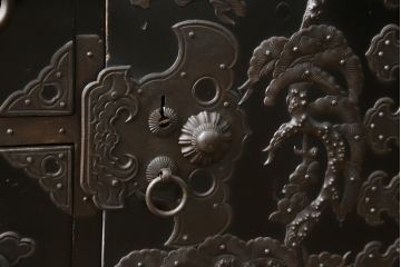 和製アンティーク　美品!!　黒漆塗り　凝ったつくりの厚手金具が存在感を放つ庄内箪笥ローボード(時代箪笥、和たんす、整理たんす、収納タンス、衣装タンス、ローチェスト、テレビ台、テレビボード、引き出し)(R-078625)