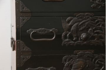 和製アンティーク　美品!!　黒漆塗り　凝ったつくりの厚手金具が存在感を放つ庄内箪笥ローボード(時代箪笥、和たんす、整理たんす、収納タンス、衣装タンス、ローチェスト、テレビ台、テレビボード、引き出し)(R-078625)