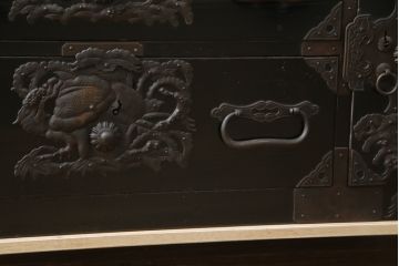和製アンティーク　美品!!　黒漆塗り　凝ったつくりの厚手金具が存在感を放つ庄内箪笥ローボード(時代箪笥、和たんす、整理たんす、収納タンス、衣装タンス、ローチェスト、テレビ台、テレビボード、引き出し)(R-078625)
