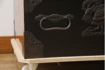 和製アンティーク　美品!!　黒漆塗り　凝ったつくりの厚手金具が存在感を放つ庄内箪笥ローボード(時代箪笥、和たんす、整理たんす、収納タンス、衣装タンス、ローチェスト、テレビ台、テレビボード、引き出し)(R-078625)