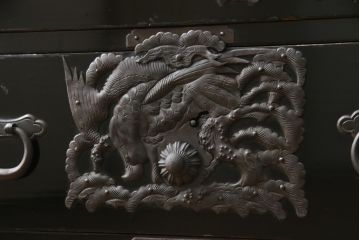 和製アンティーク　美品!!　黒漆塗り　凝ったつくりの厚手金具が存在感を放つ庄内箪笥ローボード(時代箪笥、和たんす、整理たんす、収納タンス、衣装タンス、ローチェスト、テレビ台、テレビボード、引き出し)(R-078625)