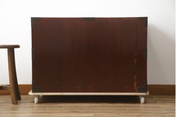 和製アンティーク　美品!!　黒漆塗り　凝ったつくりの厚手金具が存在感を放つ庄内箪笥ローボード(時代箪笥、和たんす、整理たんす、収納タンス、衣装タンス、ローチェスト、テレビ台、テレビボード、引き出し)(R-078625)