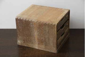 和製アンティーク　両面引き出し　ナラ材　昔懐かしい雰囲気漂う引き出し三杯の小引き出し(書類ケース、卓上収納、小物収納)(R-078626)