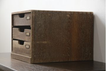 和製アンティーク　両面引き出し　ナラ材　昔懐かしい雰囲気漂う引き出し三杯の小引き出し(書類ケース、卓上収納、小物収納)(R-078626)