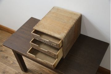 和製アンティーク　両面引き出し　ナラ材　昔懐かしい雰囲気漂う引き出し三杯の小引き出し(書類ケース、卓上収納、小物収納)(R-078626)