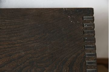 和製アンティーク　三方欅(ケヤキ)材　上杢!!　落ち着いた風合いの小ぶりな収納棚(ローボード、戸棚、テレビ台、テレビボード)(R-078628)