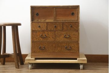 和製アンティーク　指物工芸家具　総タモ材　前面玉杢　真鍮(しんちゅう)金具　品のある佇まいが空間を引き立てる小引き出し(小箪笥、チェスト、和タンス、収納箪笥、整理箪笥、小物収納、卓上収納)(R-078629)