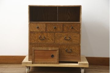 和製アンティーク　指物工芸家具　総タモ材　前面玉杢　真鍮(しんちゅう)金具　品のある佇まいが空間を引き立てる小引き出し(小箪笥、チェスト、和タンス、収納箪笥、整理箪笥、小物収納、卓上収納)(R-078629)
