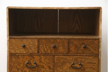 和製アンティーク　指物工芸家具　総タモ材　前面玉杢　真鍮(しんちゅう)金具　品のある佇まいが空間を引き立てる小引き出し(小箪笥、チェスト、和タンス、収納箪笥、整理箪笥、小物収納、卓上収納)(R-078629)
