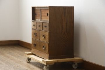 和製アンティーク　指物工芸家具　総タモ材　前面玉杢　真鍮(しんちゅう)金具　品のある佇まいが空間を引き立てる小引き出し(小箪笥、チェスト、和タンス、収納箪笥、整理箪笥、小物収納、卓上収納)(R-078629)