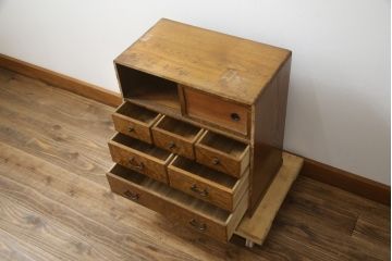 和製アンティーク　指物工芸家具　総タモ材　前面玉杢　真鍮(しんちゅう)金具　品のある佇まいが空間を引き立てる小引き出し(小箪笥、チェスト、和タンス、収納箪笥、整理箪笥、小物収納、卓上収納)(R-078629)