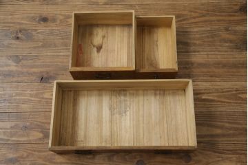 和製アンティーク　指物工芸家具　総タモ材　前面玉杢　真鍮(しんちゅう)金具　品のある佇まいが空間を引き立てる小引き出し(小箪笥、チェスト、和タンス、収納箪笥、整理箪笥、小物収納、卓上収納)(R-078629)