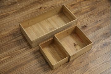 和製アンティーク　指物工芸家具　総タモ材　前面玉杢　真鍮(しんちゅう)金具　品のある佇まいが空間を引き立てる小引き出し(小箪笥、チェスト、和タンス、収納箪笥、整理箪笥、小物収納、卓上収納)(R-078629)