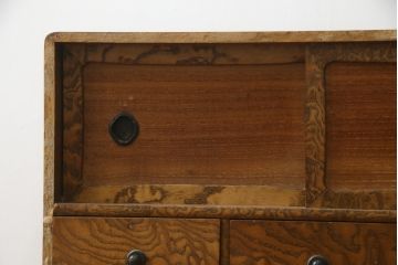 和製アンティーク　指物工芸家具　総タモ材　前面玉杢　真鍮(しんちゅう)金具　品のある佇まいが空間を引き立てる小引き出し(小箪笥、チェスト、和タンス、収納箪笥、整理箪笥、小物収納、卓上収納)(R-078629)