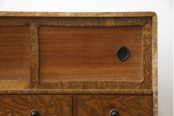 和製アンティーク　指物工芸家具　総タモ材　前面玉杢　真鍮(しんちゅう)金具　品のある佇まいが空間を引き立てる小引き出し(小箪笥、チェスト、和タンス、収納箪笥、整理箪笥、小物収納、卓上収納)(R-078629)