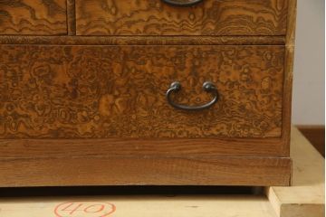 和製アンティーク　指物工芸家具　総タモ材　前面玉杢　真鍮(しんちゅう)金具　品のある佇まいが空間を引き立てる小引き出し(小箪笥、チェスト、和タンス、収納箪笥、整理箪笥、小物収納、卓上収納)(R-078629)