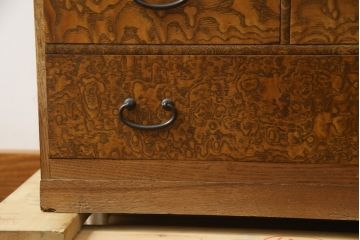 和製アンティーク　指物工芸家具　総タモ材　前面玉杢　真鍮(しんちゅう)金具　品のある佇まいが空間を引き立てる小引き出し(小箪笥、チェスト、和タンス、収納箪笥、整理箪笥、小物収納、卓上収納)(R-078629)