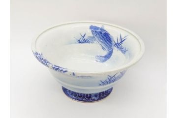 明治〜大正期　涼やかな鯉のデザインが目を引く手水鉢(深鉢、水瓶、水甕、染付、魚、笹、菊唐草、和食器)(R-078639)