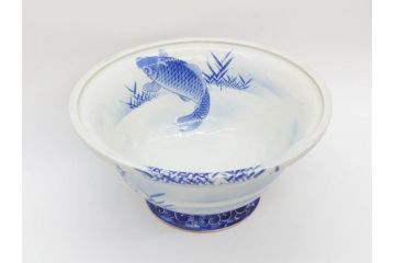 明治〜大正期　涼やかな鯉のデザインが目を引く手水鉢(深鉢、水瓶、水甕、染付、魚、笹、菊唐草、和食器)(R-078639)