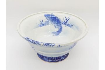 明治〜大正期　涼やかな鯉のデザインが目を引く手水鉢(深鉢、水瓶、水甕、染付、魚、笹、菊唐草、和食器)(R-078639)