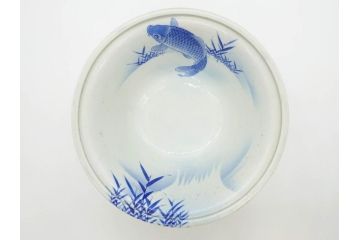 明治〜大正期　涼やかな鯉のデザインが目を引く手水鉢(深鉢、水瓶、水甕、染付、魚、笹、菊唐草、和食器)(R-078639)