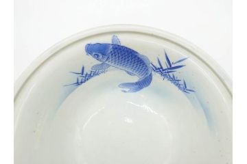 明治〜大正期　涼やかな鯉のデザインが目を引く手水鉢(深鉢、水瓶、水甕、染付、魚、笹、菊唐草、和食器)(R-078639)
