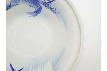 明治〜大正期　涼やかな鯉のデザインが目を引く手水鉢(深鉢、水瓶、水甕、染付、魚、笹、菊唐草、和食器)(R-078639)