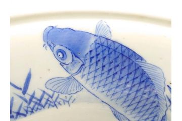 明治〜大正期　涼やかな鯉のデザインが目を引く手水鉢(深鉢、水瓶、水甕、染付、魚、笹、菊唐草、和食器)(R-078639)